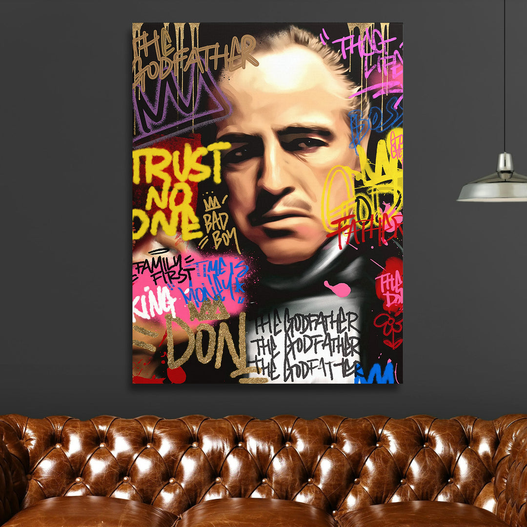 Luxusní obraz na plátně s graffiti portrétem Dona Corleone ve street art stylu nad koženou sedačkou v obýváku