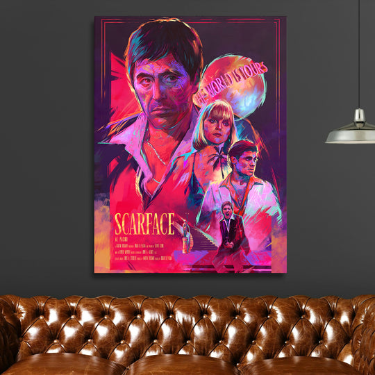 Luxusní obraz na plátně Scarface v neon pop art stylu nad hnědou koženou sedačkou v moderním obýváku