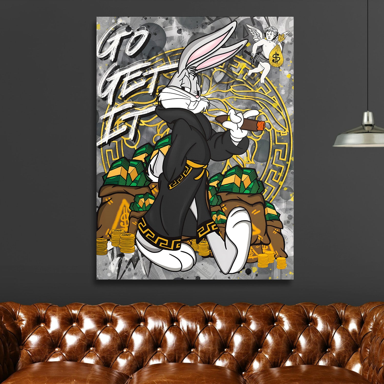 Pop art obraz na zeď s motivačním králíkem v luxusním plášti a motivem peněz v obývacím pokoji