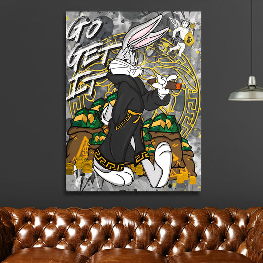 Pop art obraz na zeď s motivačním králíkem v luxusním plášti a motivem peněz v obývacím pokoji