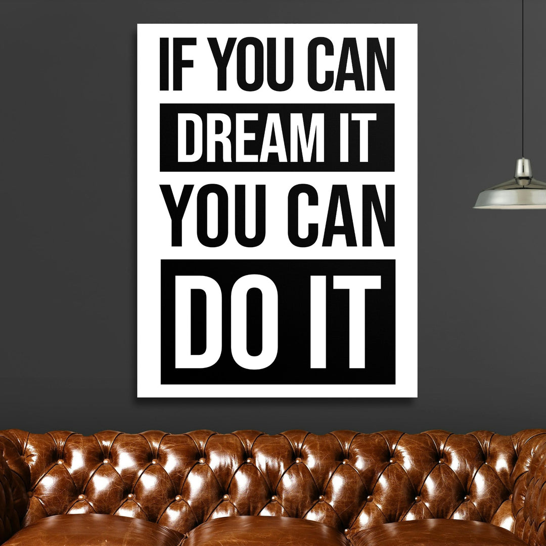 Motivační obraz na zeď s černobílým citátem „If you can dream it, you can do it“ nad luxusní koženou sedačkou