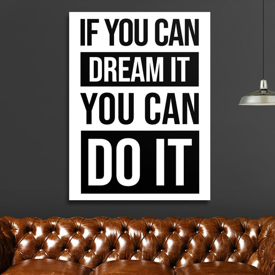 Motivační obraz na zeď s černobílým citátem „If you can dream it, you can do it“ nad luxusní koženou sedačkou
