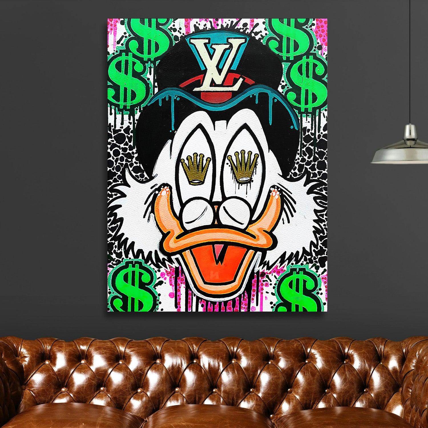 Pop art obraz na zeď s kachnou magnátem, LV motivem a dolarovými symboly v obývacím pokoji