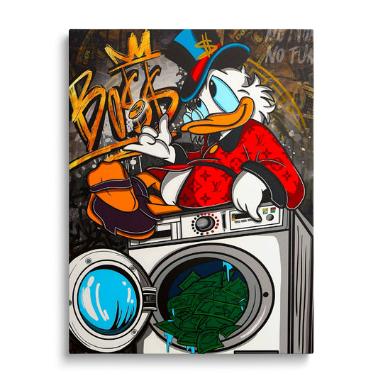 Motivační pop art obraz na plátně s Kačerem Skrblíkem sedícím na pračce plné bankovek, pohled zepředu