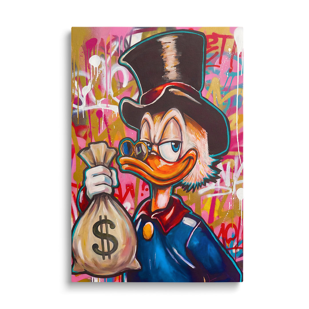 Motivační pop art obraz Kačera Skrblíka zepředu, pytel peněz v ruce, barevné graffiti pozadí