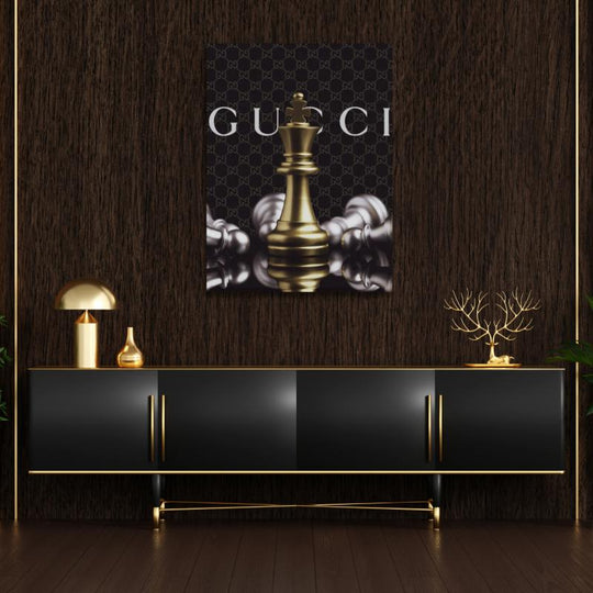 Motivační obraz královské šachové figurky na pozadí Gucci v luxusním obývacím pokoji. BudujImperium.cz | motivační obrazy a citáty