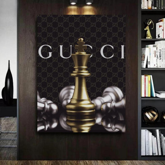 Motivační obraz královské šachové figurky na pozadí Gucci v moderní knihovně. BudujImperium.cz | motivační obrazy a citáty anglicky