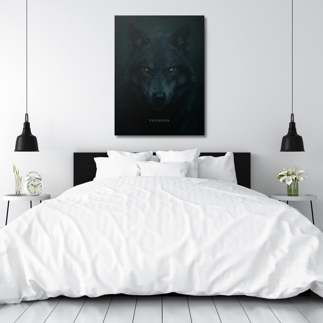 Motivační obraz na plátně s dravým vlkem a nápisem FOCUSED v minimalistické ložnici, moderní obraz na zeď