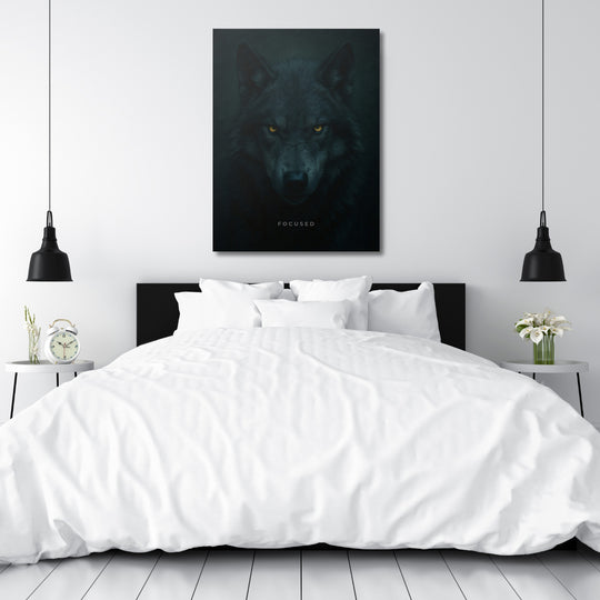 Motivační obraz na plátně s dravým vlkem a nápisem FOCUSED v minimalistické ložnici, moderní obraz na zeď