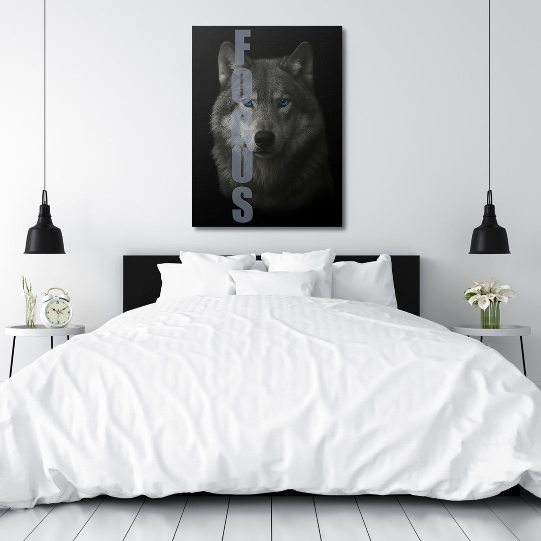 Motivační obraz na plátně s realistickým vlkem a nápisem FOCUS v moderní minimalistické ložnici