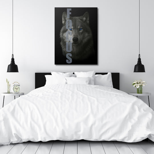 Motivační obraz na plátně s realistickým vlkem a nápisem FOCUS v moderní minimalistické ložnici