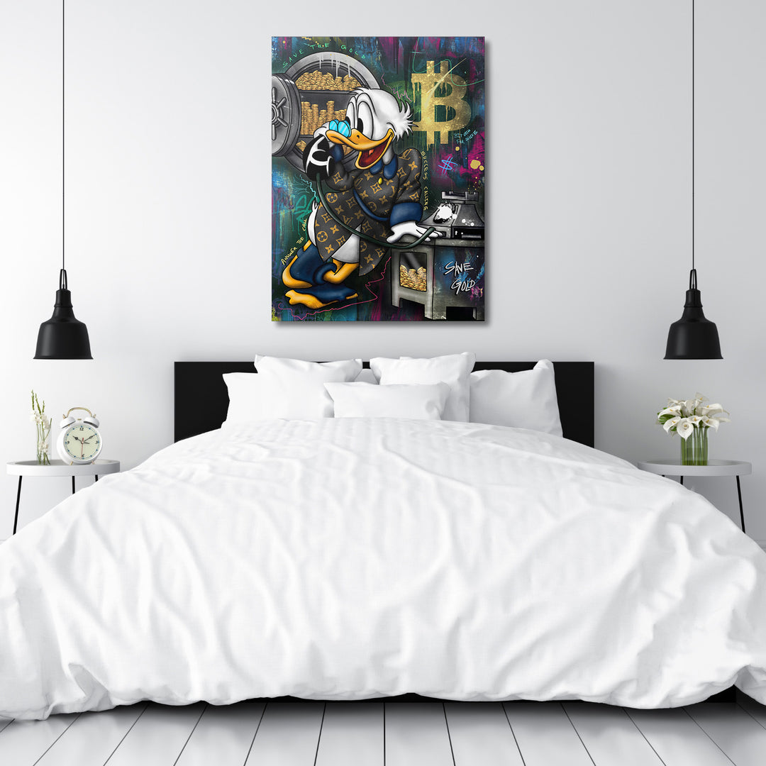 Motivační obraz do ložnice – pop art kachna v luxusní bundě, bitcoin a zlatý sejf, moderní wall art