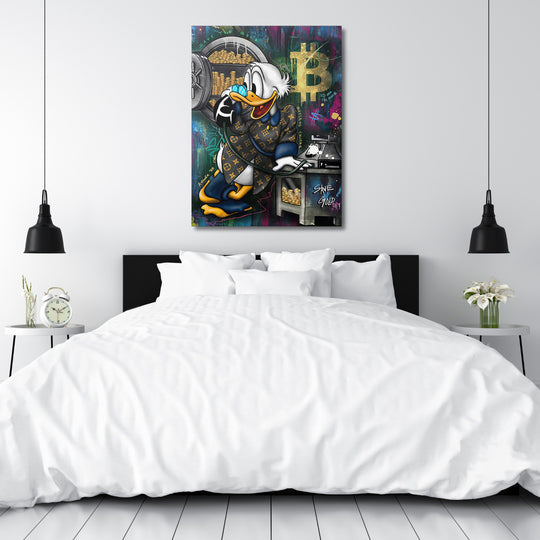 Motivační obraz do ložnice – pop art kachna v luxusní bundě, bitcoin a zlatý sejf, moderní wall art