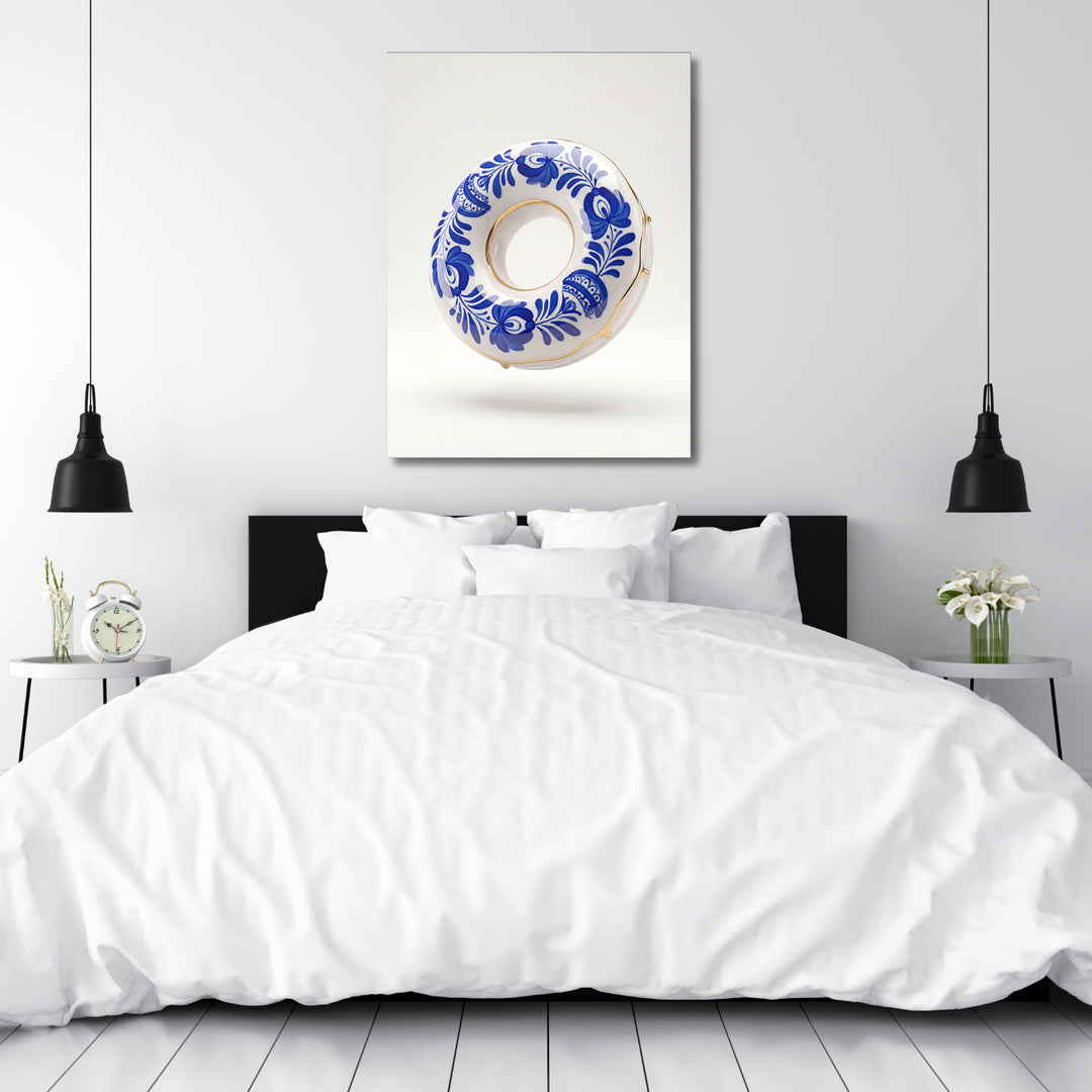 Moderní obraz na zeď s porcelánovým kruhem a modrými květinami v bílé minimalistické ložnici