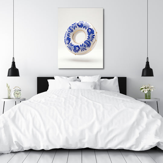 Moderní obraz na zeď s porcelánovým kruhem a modrými květinami v bílé minimalistické ložnici
