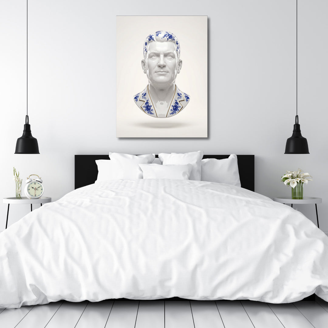 Motivační obraz na zeď v ložnici s porcelánovou bustou a modrým květinovým dekorem