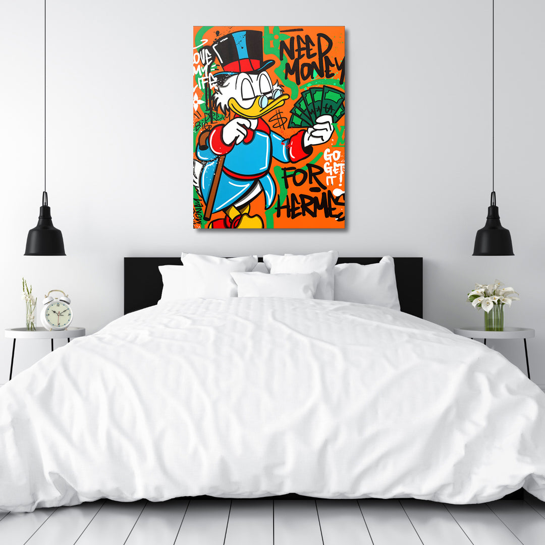 Motivační obraz na plátně s pop art Kačerem Skrblíkem a motivem peněz zavěšený nad postelí v ložnici