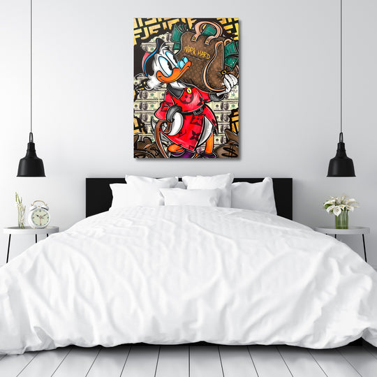 Motivační pop art obraz na zeď s Donaldem Duckem v luxusním kabátu, dolarovým motivem a nápisem WORK HARD
