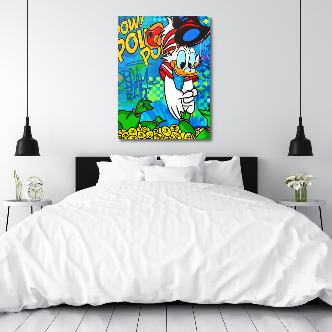 Pop art obraz do ložnice s kačerem nad hromadou mincí a zelenými pytli peněz, motivační obraz bohatství