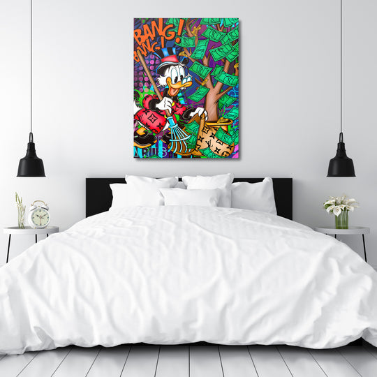 Pop art obraz na zeď do ložnice s kačerem zametajícím bankovky pod peněžním stromem