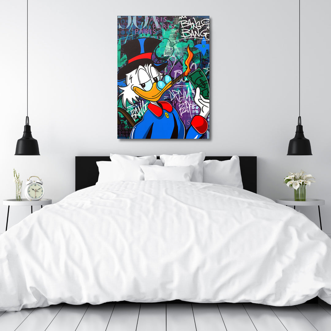 Motivační pop art obraz na plátně s Kačerem Skrblíkem, graffiti pozadím a hořící bankovkou v ložnici