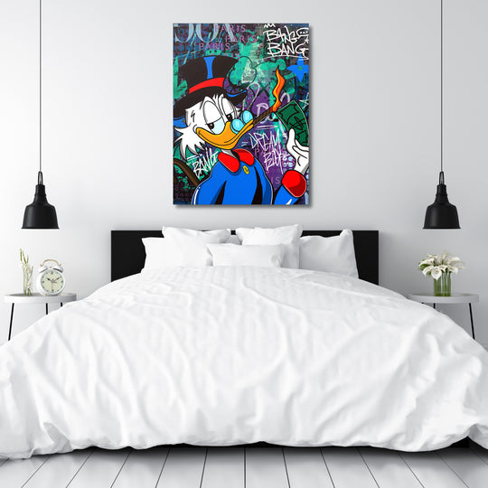 Motivační pop art obraz na plátně s Kačerem Skrblíkem, graffiti pozadím a hořící bankovkou v ložnici