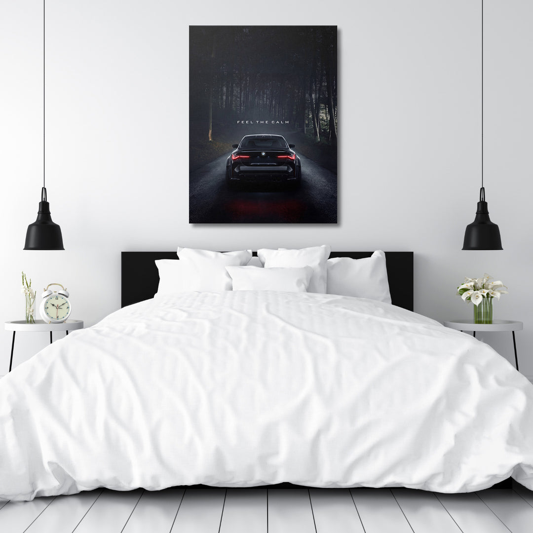 Motivační obraz na plátně nad postelí s černým BMW na noční silnici v temném lese, automotive lifestyle