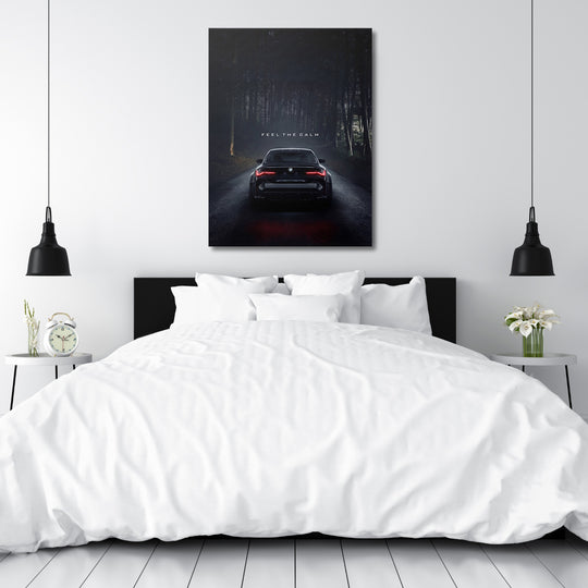Motivační obraz na plátně nad postelí s černým BMW na noční silnici v temném lese, automotive lifestyle