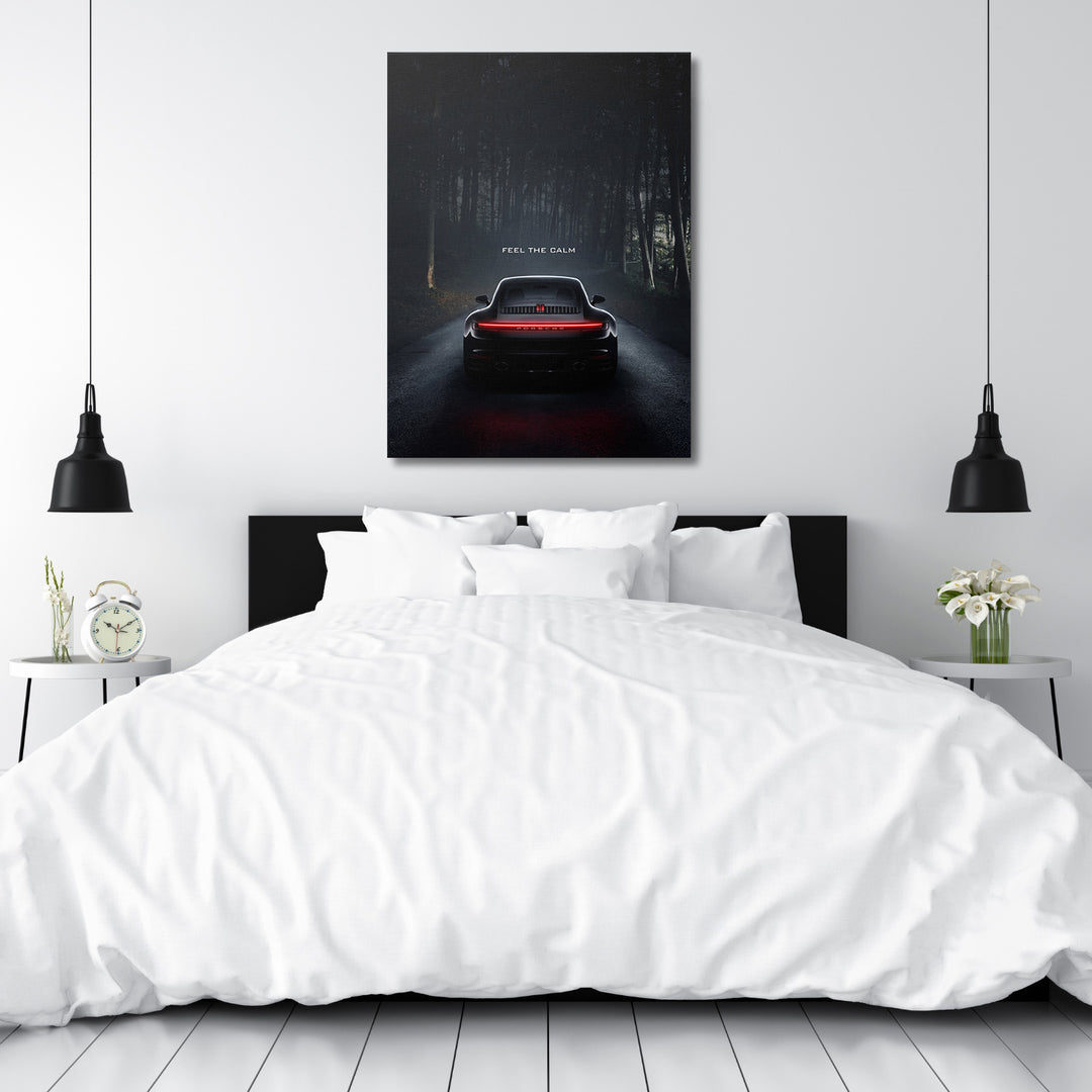 Motivační obraz na zeď do ložnice, Porsche 911 na lesní silnici s citátem „Feel the Calm“