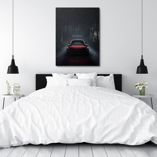 Motivační obraz na zeď do ložnice, Porsche 911 na lesní silnici s citátem „Feel the Calm“