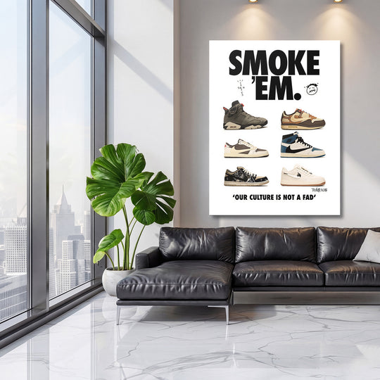 Motivační obraz na zeď s šesti teniskami Nike a nápisem Smoke ’Em v moderním obývacím pokoji