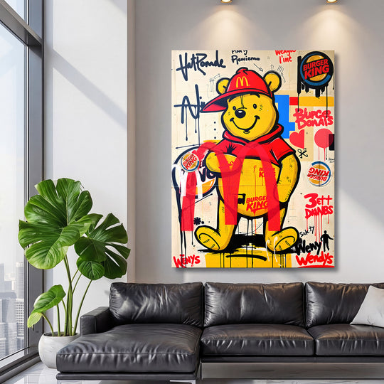 Motivační pop art obraz na plátně s medvídkem a logy McDonald’s a Burger King v obývacím pokoji