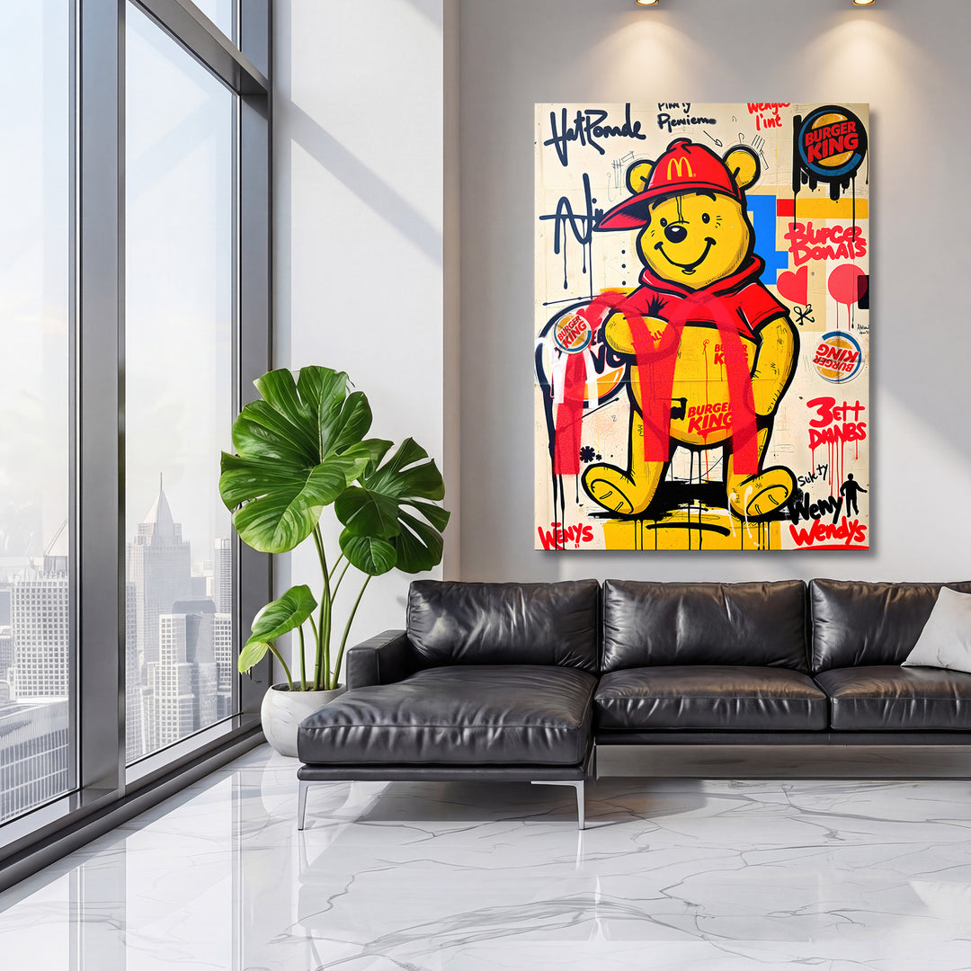 Motivační pop art obraz na plátně s medvídkem v červené kšiltovce a logy Burger King a Wendy’s v obýváku
