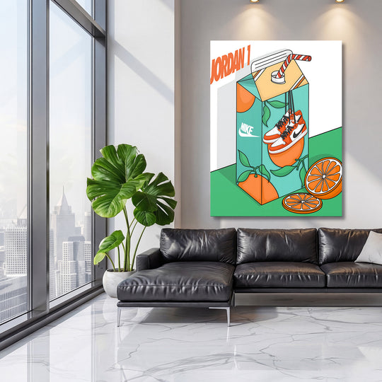 Pop art obraz na plátně s džusem a teniskami Jordan 1 mezi pomeranči v moderním interiéru