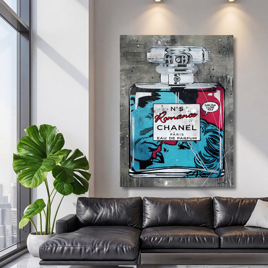 Motivační pop art obraz na plátně s parfémovou lahví v luxusním obývacím pokoji