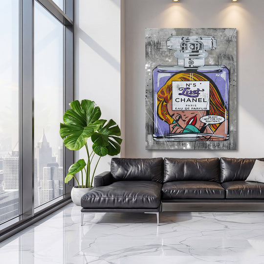 Pop art obraz na zeď s fialovou lahvičkou parfému Chanel No.5 a výraznou ženskou tváří v obýváku