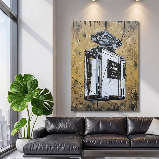 Pop art obraz na plátně s graffiti parfémové lahve Chanel No.5 v moderním obývacím pokoji