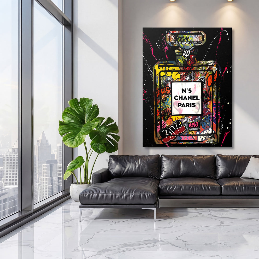 Pop art obraz flakonu Chanel N°5 s graffiti street art motivy jako motivační obraz na zeď v obývacím pokoji