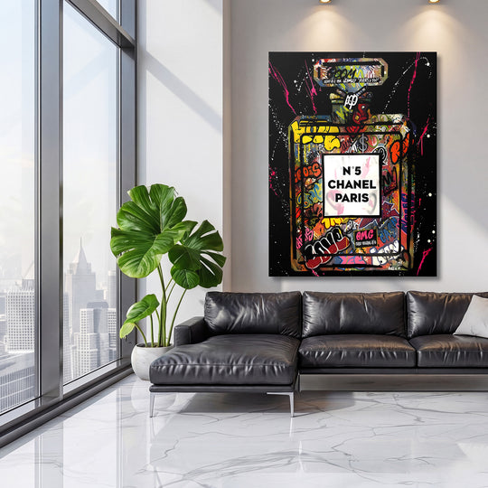 Pop art obraz flakonu Chanel N°5 s graffiti street art motivy jako motivační obraz na zeď v obývacím pokoji