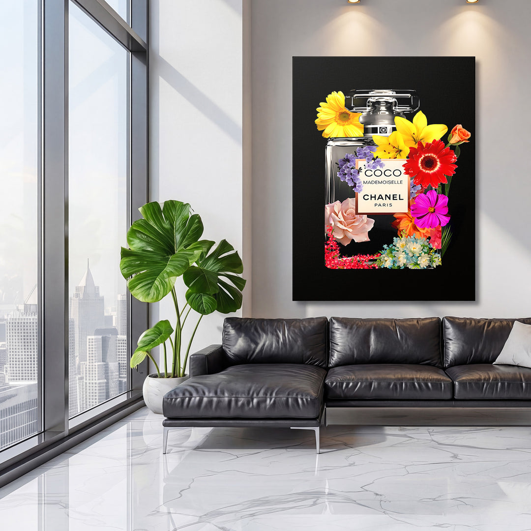 Luxusní pop art obraz na plátně s flakónem parfému a květinami v moderním obývacím pokoji