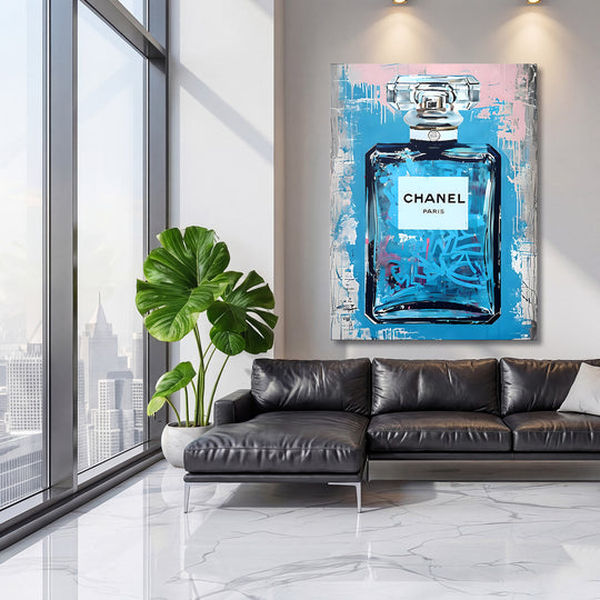 Moderní obraz na plátně s modrým graffiti parfémovou lahví Chanel v luxusním obývacím pokoji