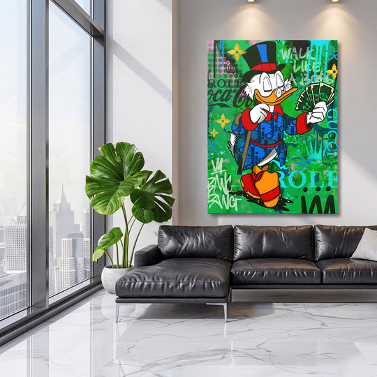 Motivační pop art obraz na plátně s Kačerem Skrblíkem držícím bankovky v moderním obývacím pokoji