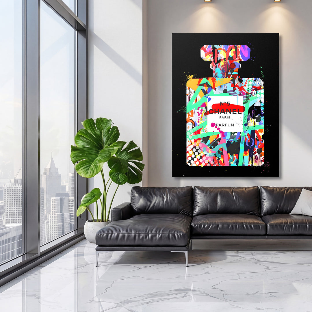 Pop art obraz na plátně s barevnou parfémovou lahví zavěšený v moderním obývacím pokoji
