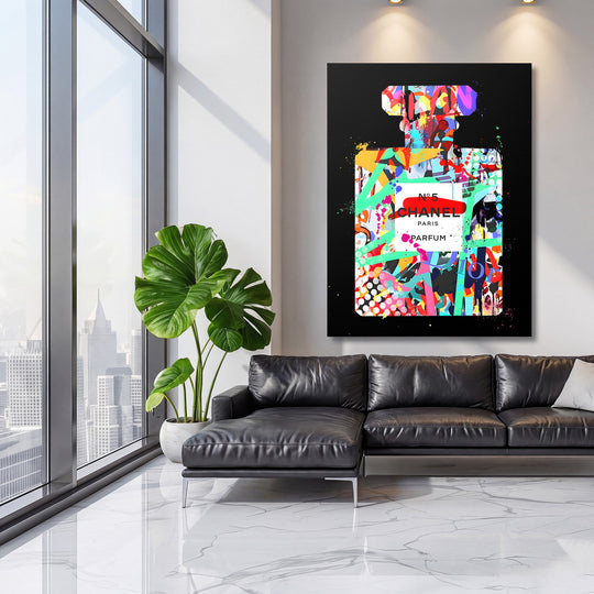 Pop art obraz na plátně s barevnou parfémovou lahví zavěšený v moderním obývacím pokoji