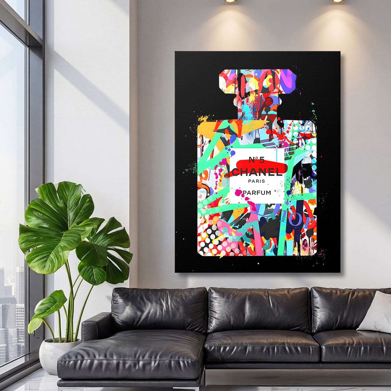 Motivační pop art obraz na zeď Chanel No.5 v loftovém obýváku s černou koženou pohovkou a rostlinou monstera