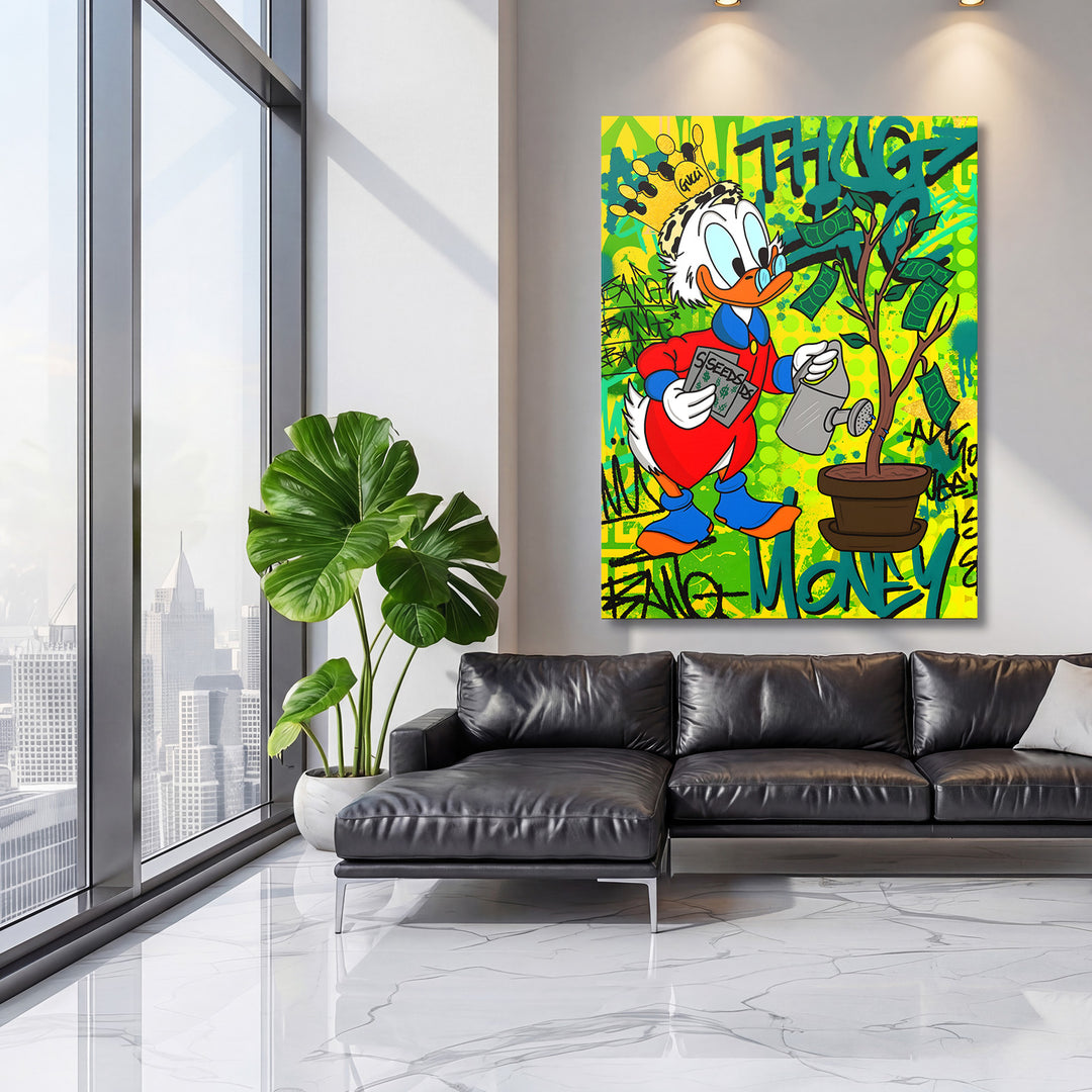 Motivační pop art obraz Kačera Skrblíka zalévajícího strom peněz, zavěšený v moderním obýváku