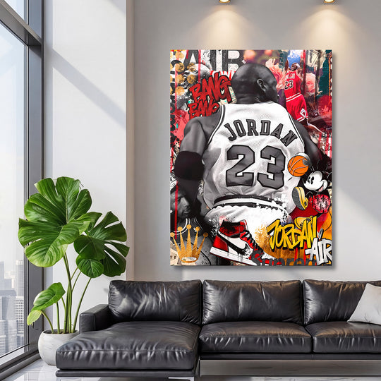 Motivační obraz na plátně s pop-art koláží Michaela Jordana, basketbalovou teniskou a graffiti v obývacím pokoji