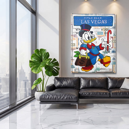 Luxusní pop art obraz na plátně s Kačerem Skrblíkem a penězi nad černou sedačkou v moderním obýváku