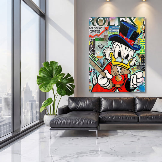 Motivační pop art obraz na plátně s Kačerem Skrblíkem a motivy luxusu v moderním obývacím pokoji