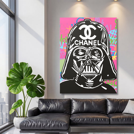 Pop art obraz na plátně s Darth Vaderem a logem Chanel zavěšený v moderním obývacím pokoji